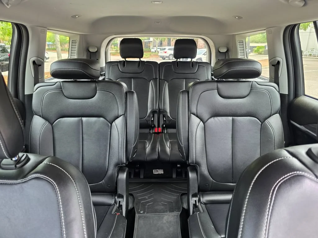 Used 2023  Jeep Limited image 26