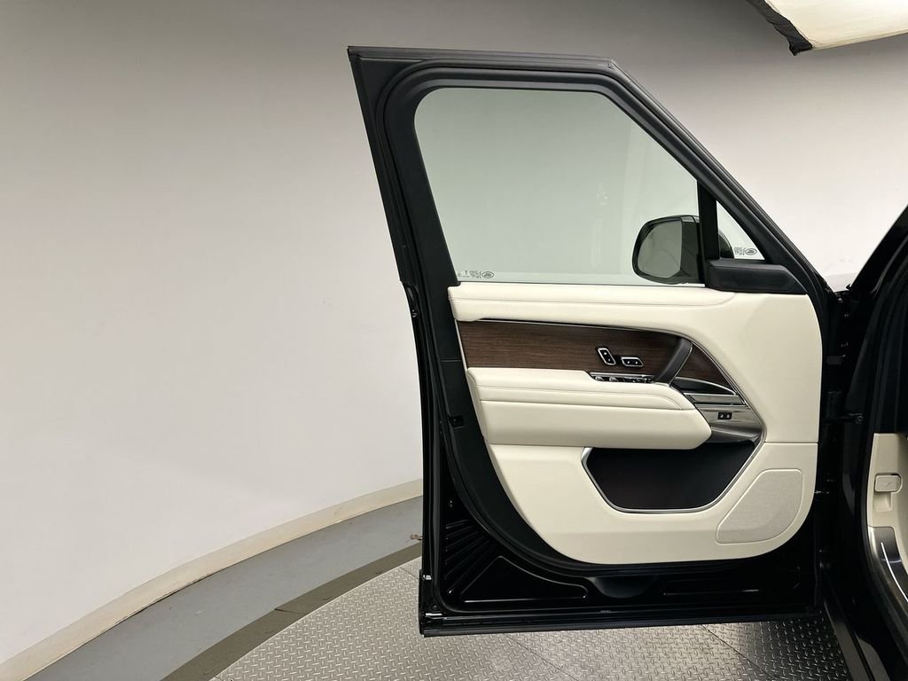 New 2027 Santorini Black Land Rover SE image 9
