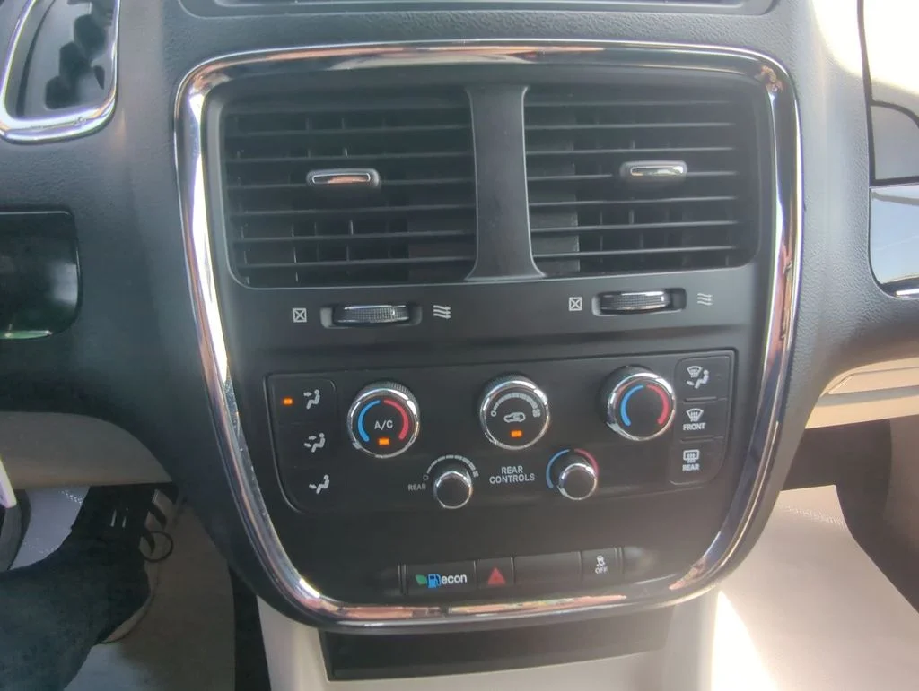 Used 2019 Gray Dodge SXT image 19