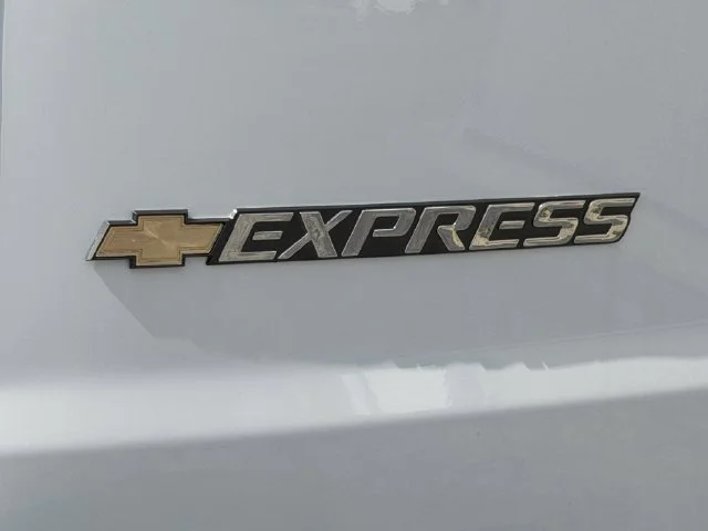 New 2026 Summit White Chevrolet WT image 9