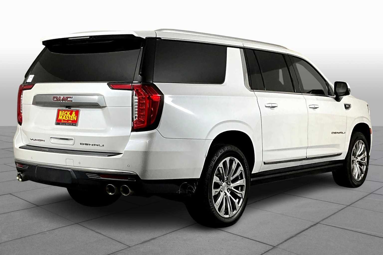 Used 2022 White Frost Tricoat GMC Denali image 13