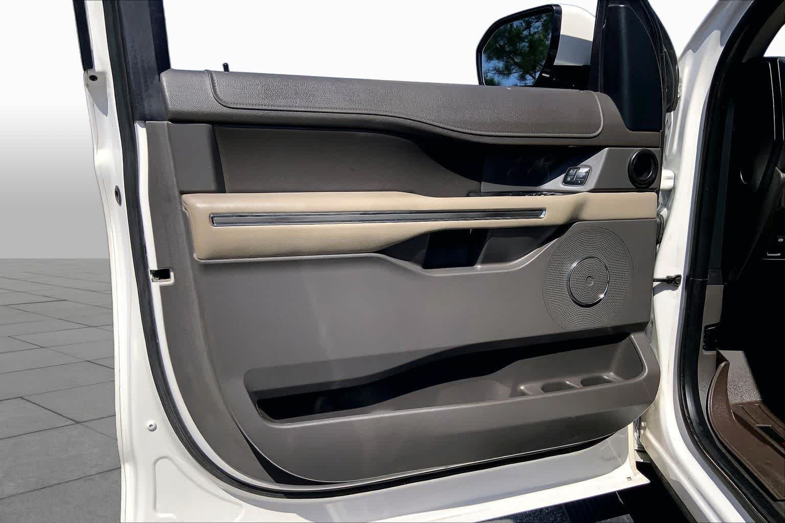 Used 2018 White Platinum Metallic Tri-Coat Ford XLT image 22