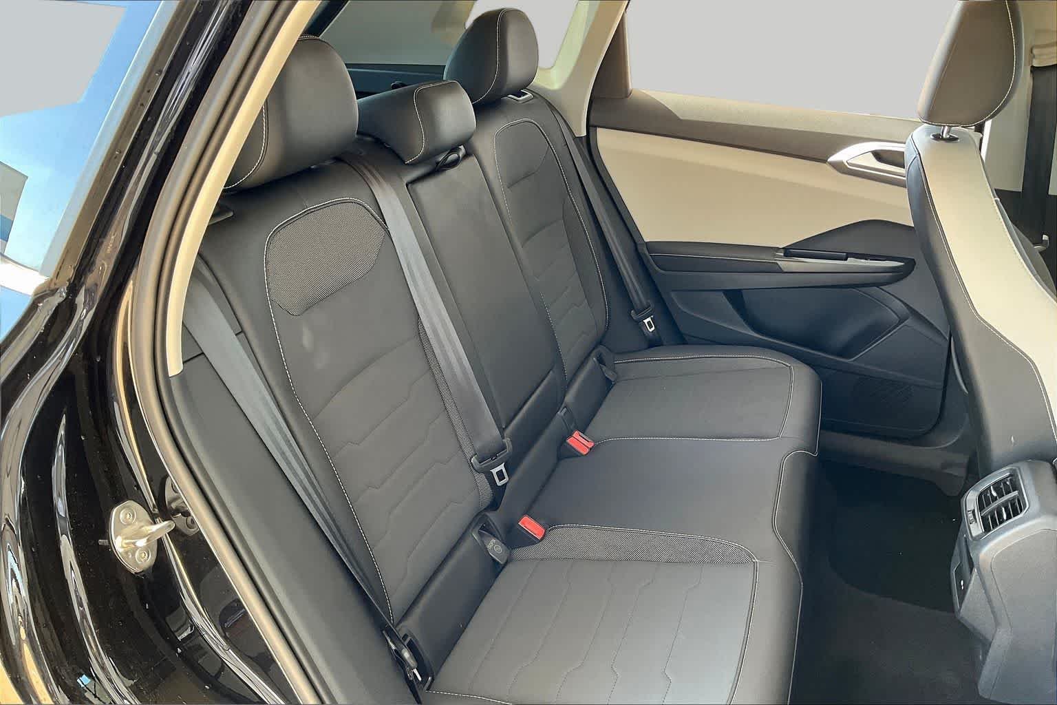Used 2025 Deep Black Pearl Volkswagen SE image 19
