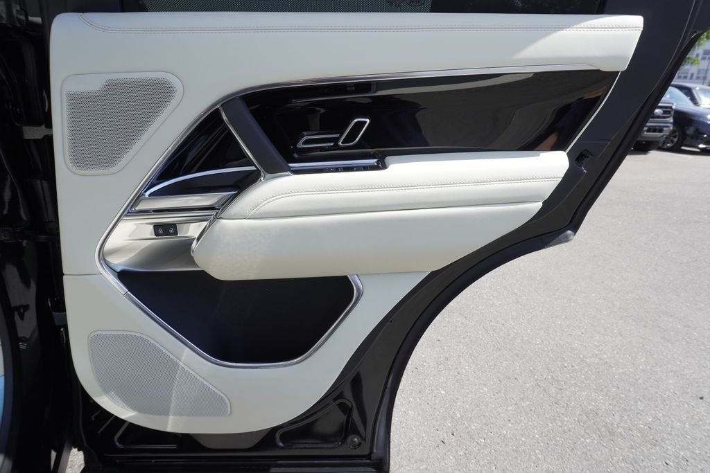 New 2026 Santorini Black Land Rover SE image 25