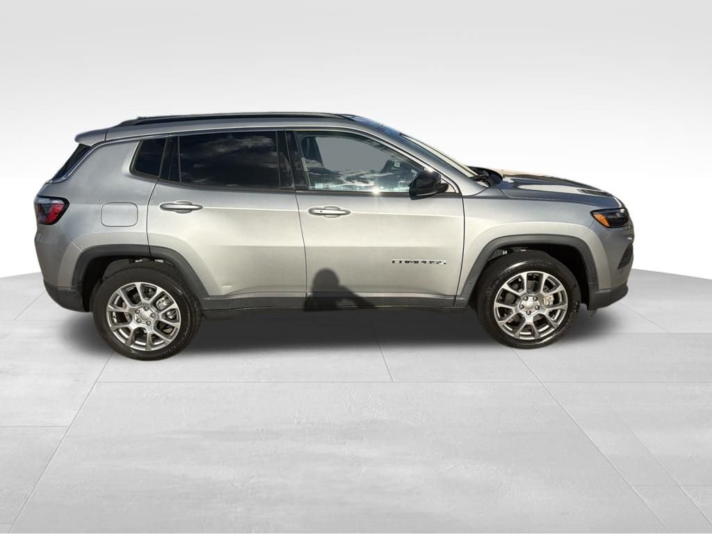 Used 2022 Silver Jeep Latitude Lux image 2