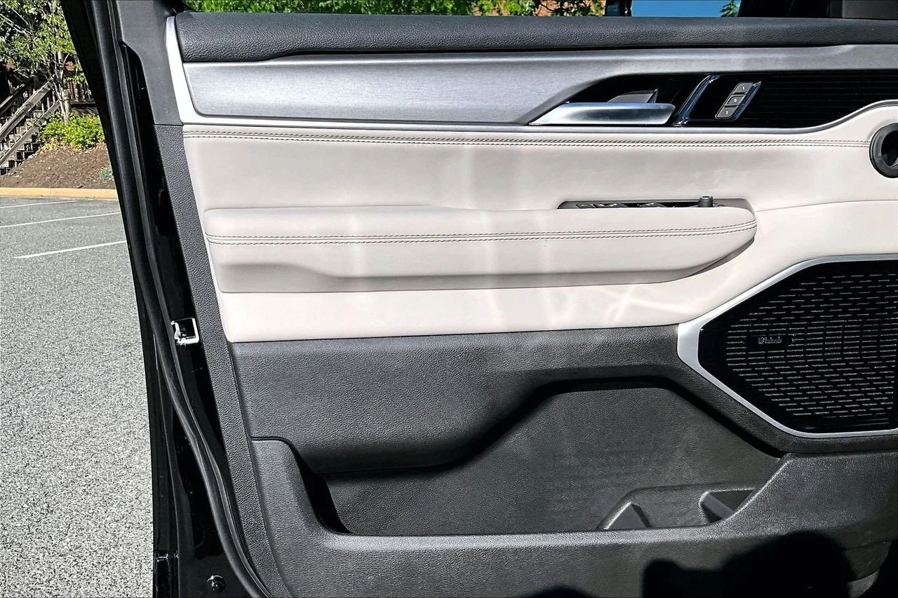 New 2026 High Gloss Black Jeep Limited Altitude image 28