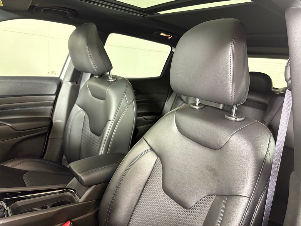 New 2026 Bright White Clear-Coat Exterior Paint Jeep Latitude image 20