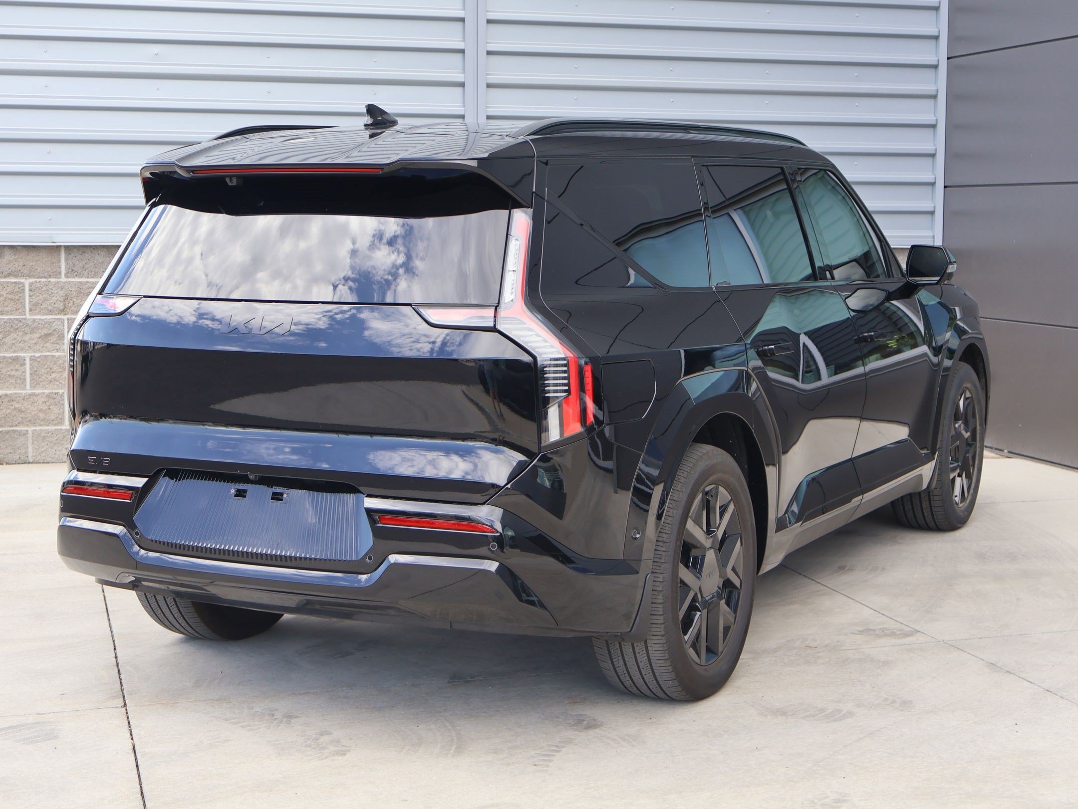 Used 2026 Ebony Black Kia Land image 5
