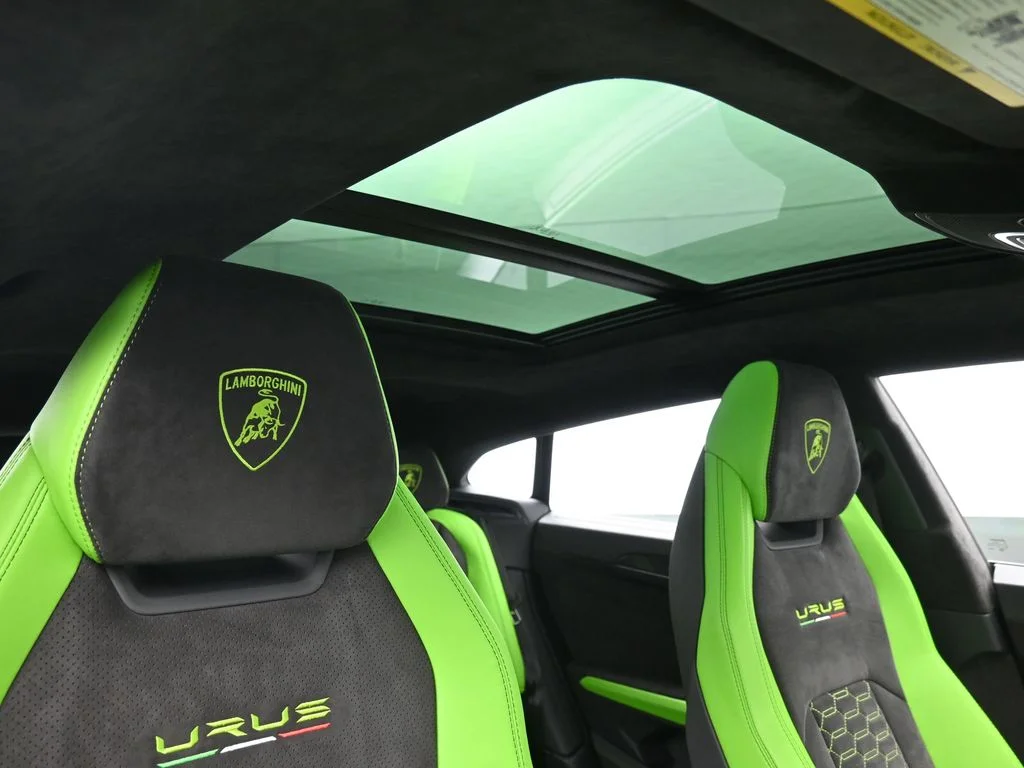 Used 2022 Green Lamborghini  image 24
