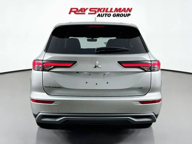 Used 2025 Silver Mitsubishi SE image 6