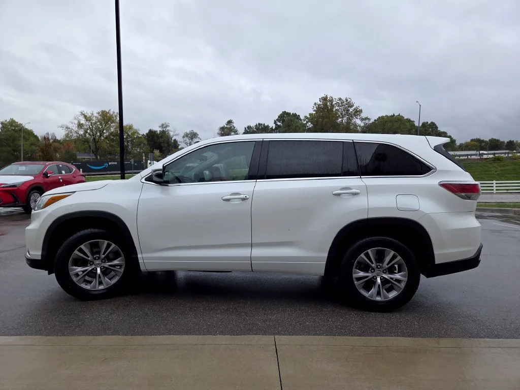 Used 2015 Blizzard Pearl Toyota LE Plus image 21
