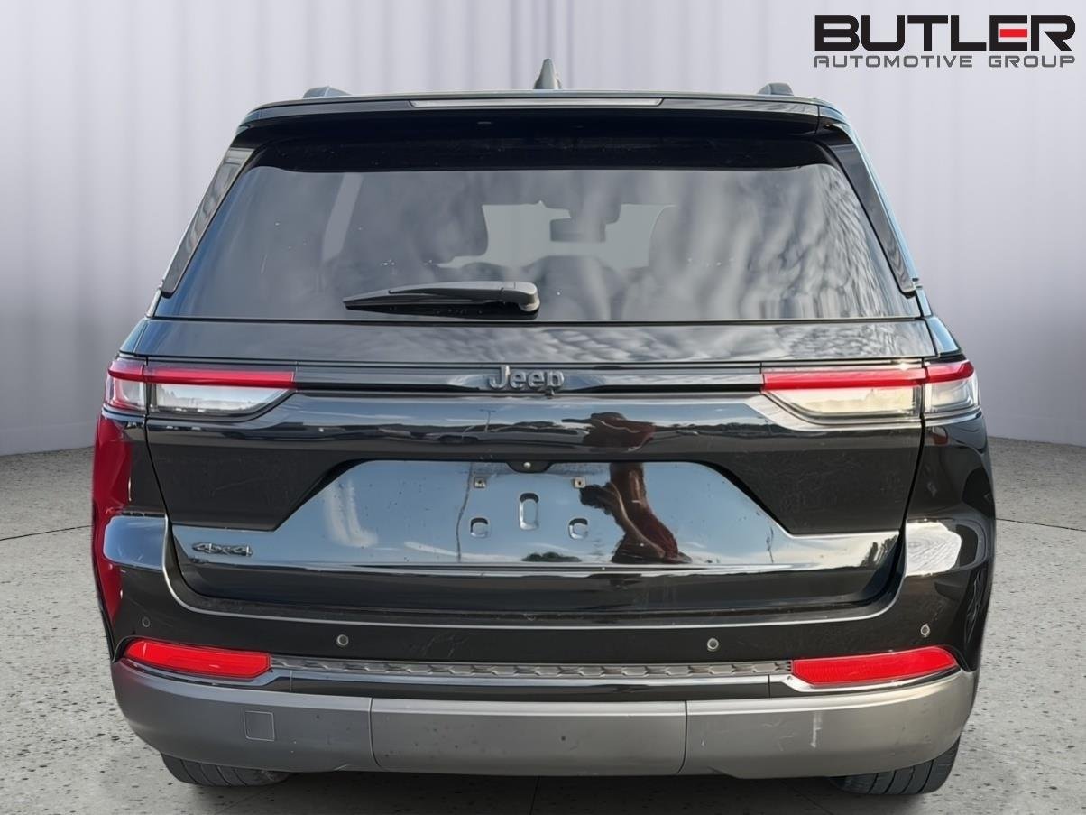 Used 2023 Diamond Black Crystal Pearlcoat Jeep Altitude X image 8