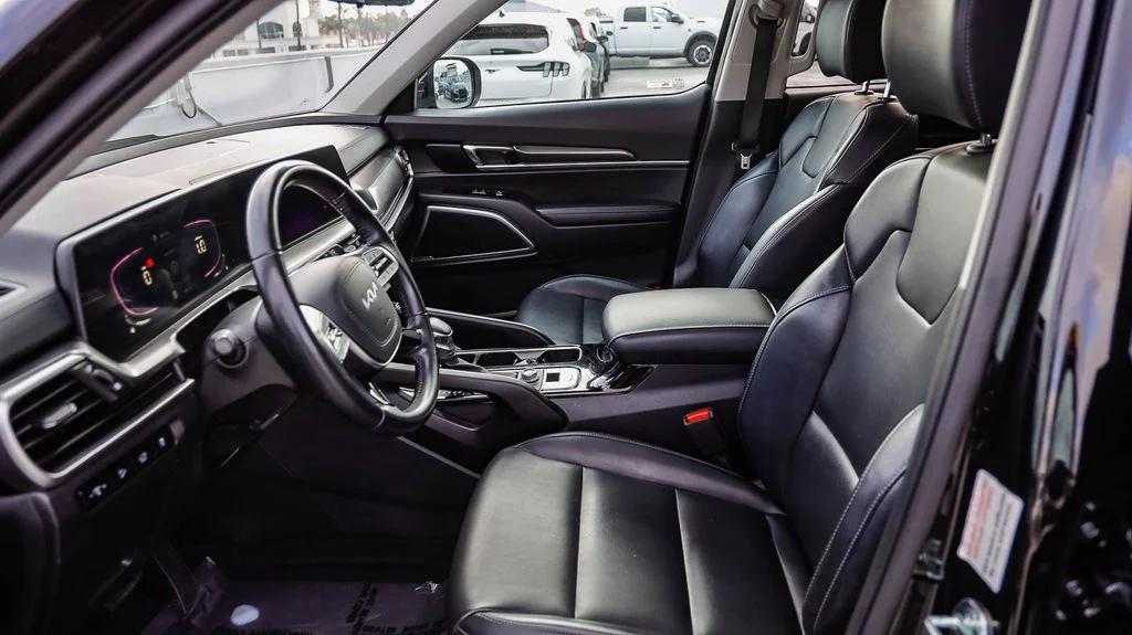 Used 2025 Black Kia S image 22