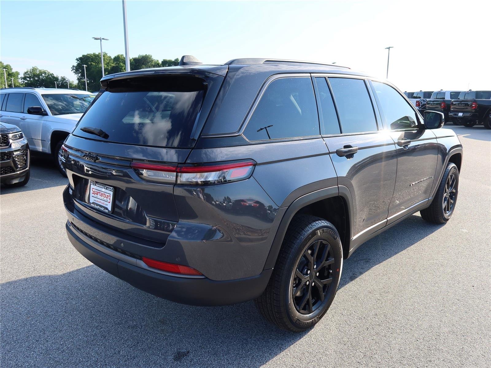 New 2026 Baltic Gray Metallic Clear-Coat Exterior Paint Jeep Laredo Altitude image 6