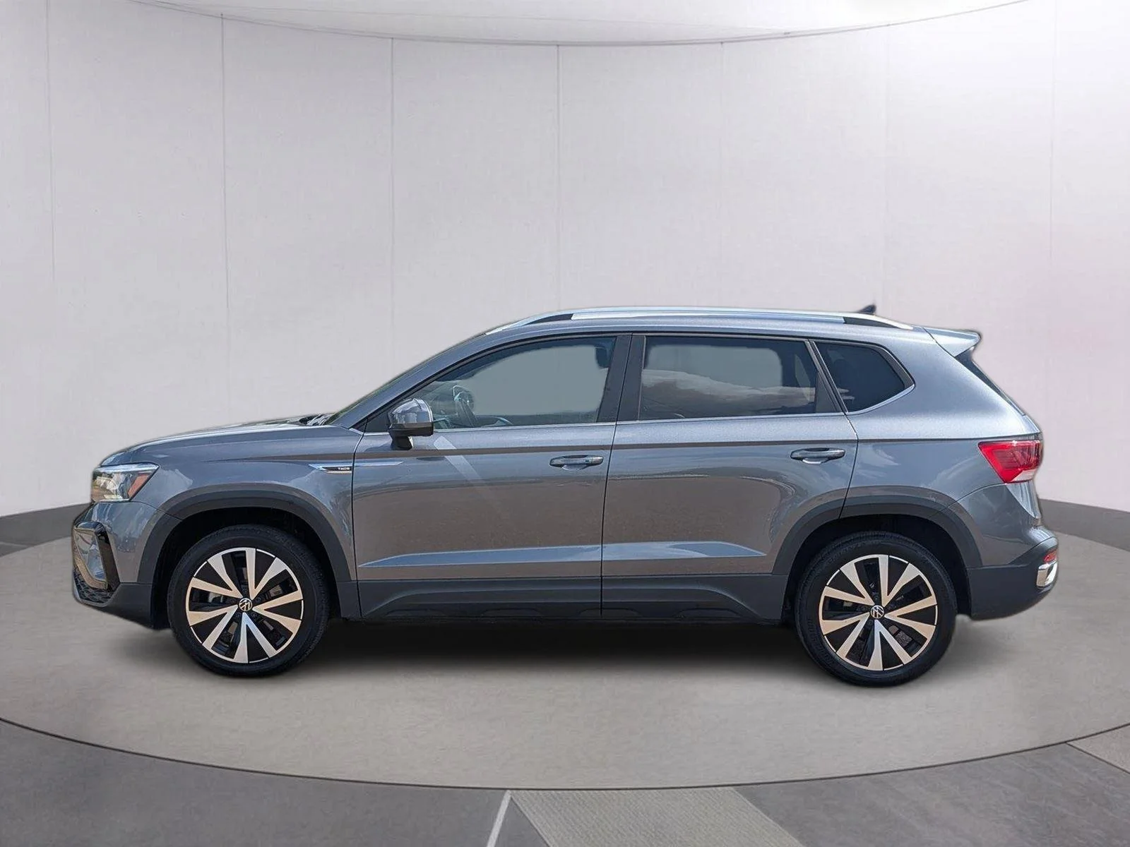 Used 2024 GRAY Volkswagen SE image 2
