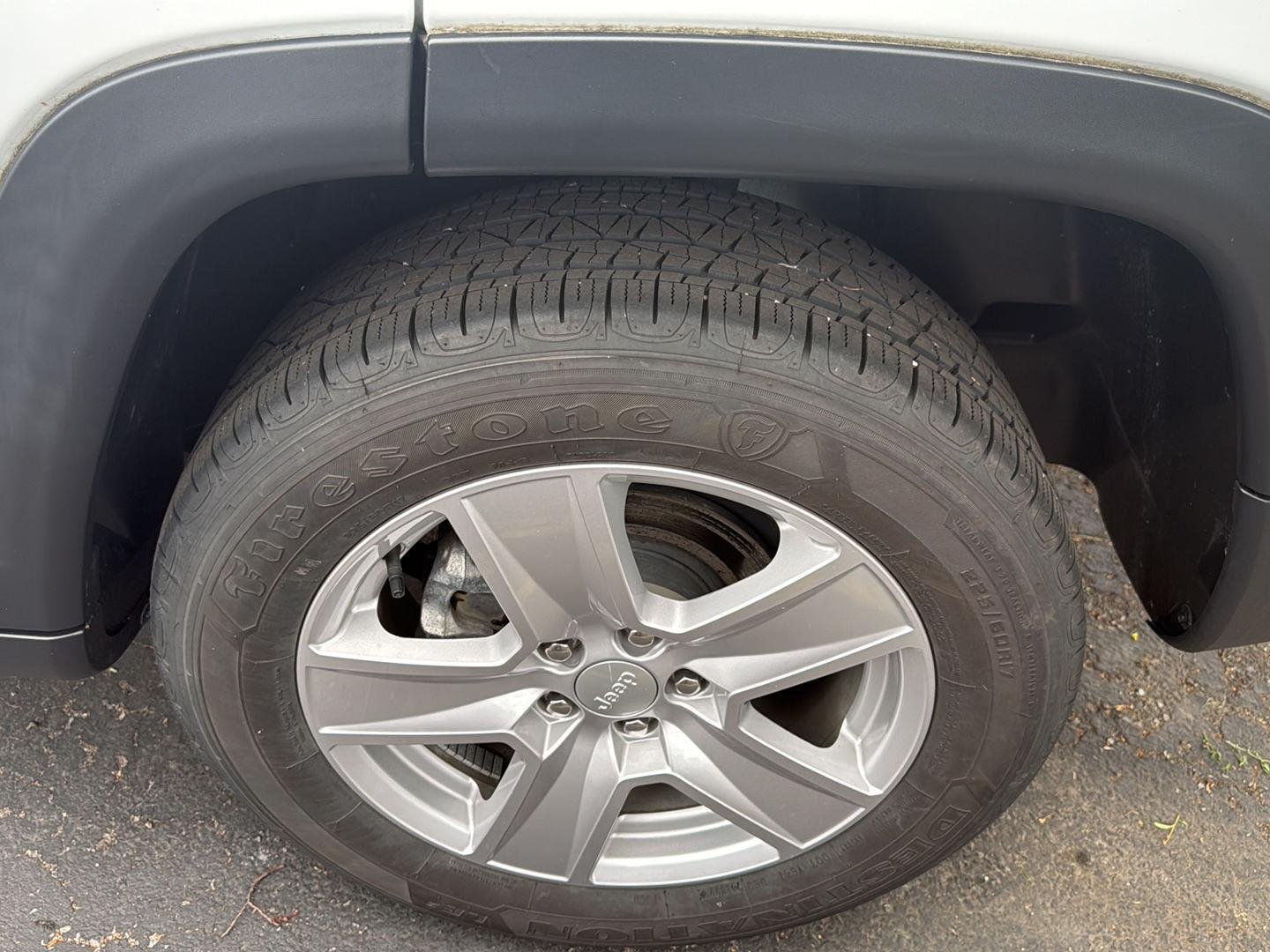 Used 2022 Bright White Clearcoat Jeep Latitude image 9