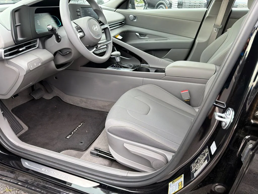 Used 2026 Black Hyundai Blue image 9