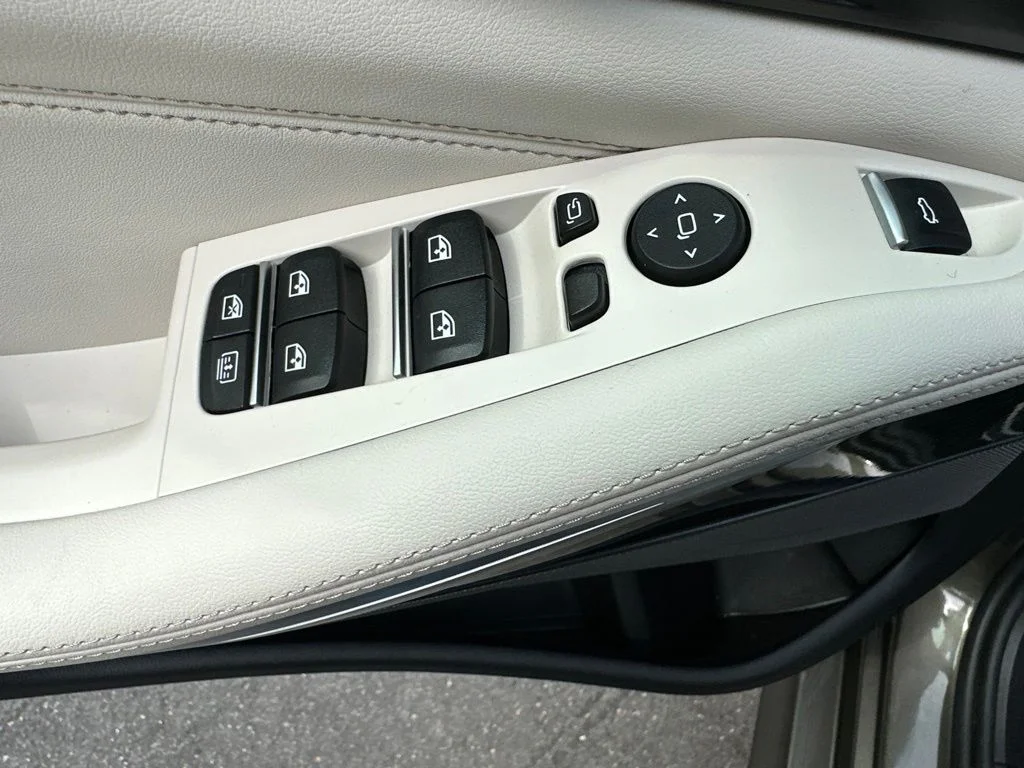 Used 2026 Manhattan Green Metallic BMW M60i image 10