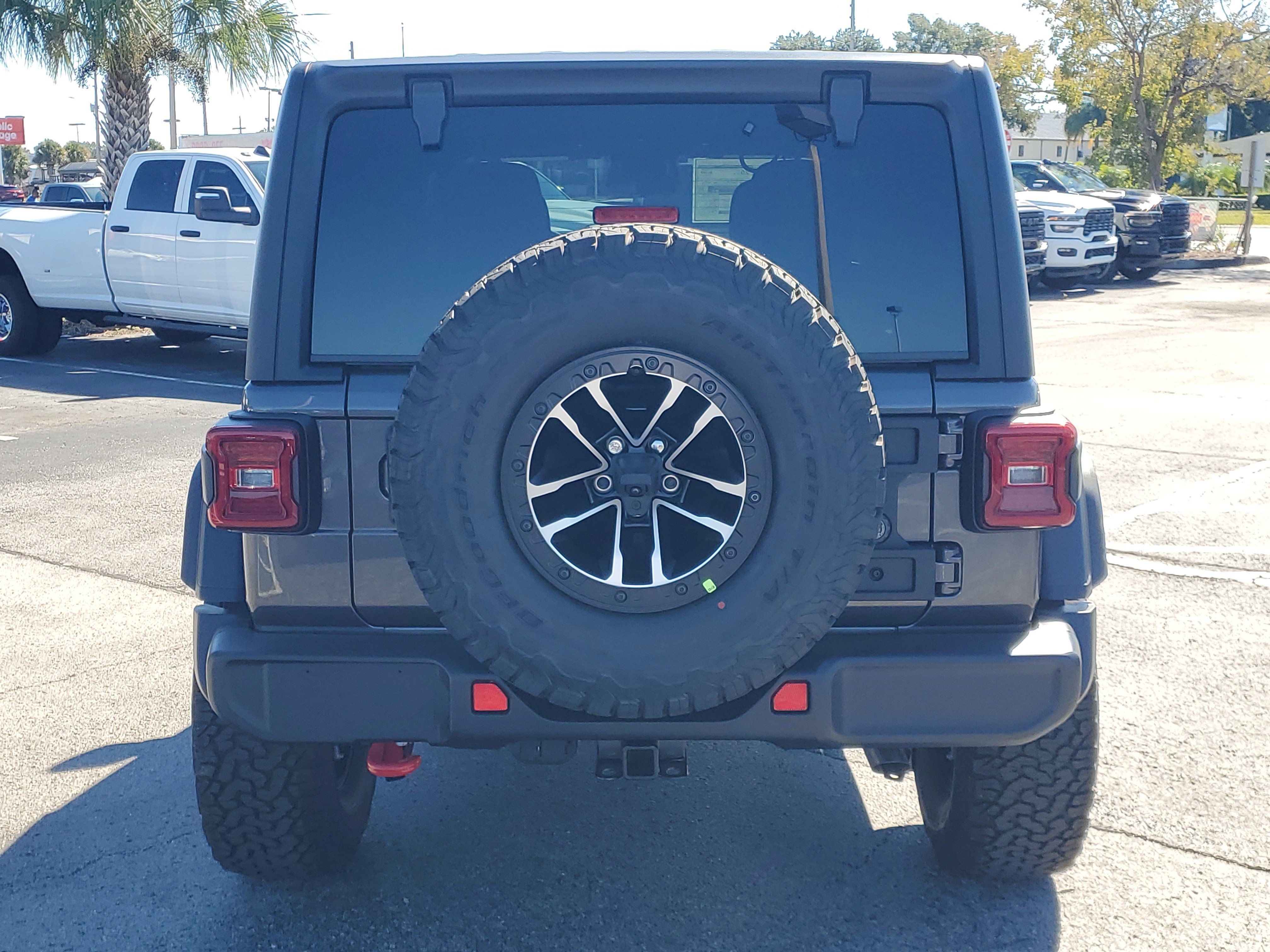 New 2026 Granite Crystal Metallic Clear-Coat Exterior Paint Jeep Rubicon image 5