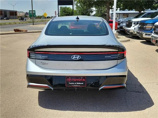 Used 2025 Aero Silver Hyundai SEL Front-Wheel Drive image 3