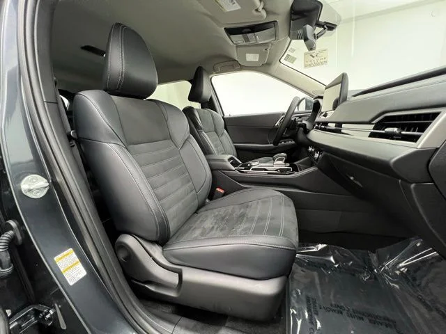 Used 2025 Moonstone Gray Metallic/Black Roof Mitsubishi SE image 17