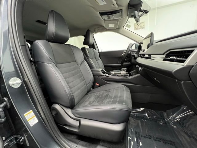 Used 2025 Moonstone Gray Metallic/Black Roof Mitsubishi SE image 17