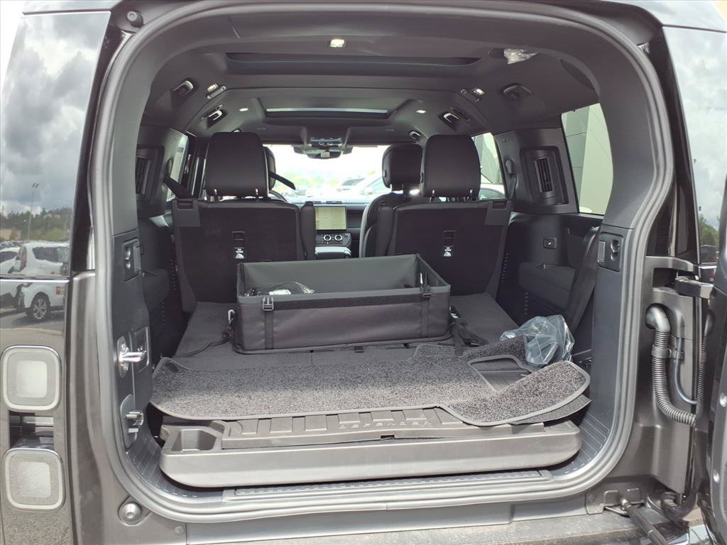 New 2026 Santorini Black Metallic Land Rover X-Dynamic SE image 13