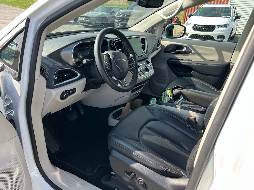 2024 Chrysler Pacifica PHEV Select - Photo 11