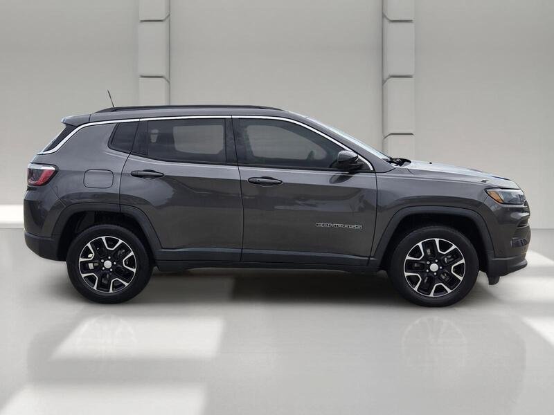 Used 2022 Crystal Metallic JEEP LATITUDE 4X4 image 6