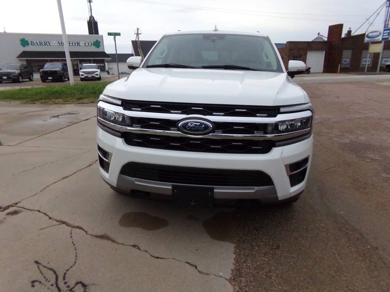 Used 2024 Oxford White Ford Limited 4x4 4dr SUV image 2