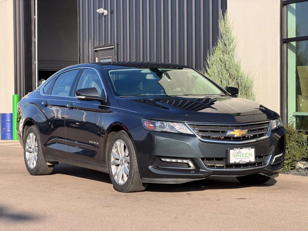 Used 2018 Gray Chevrolet LT image 4