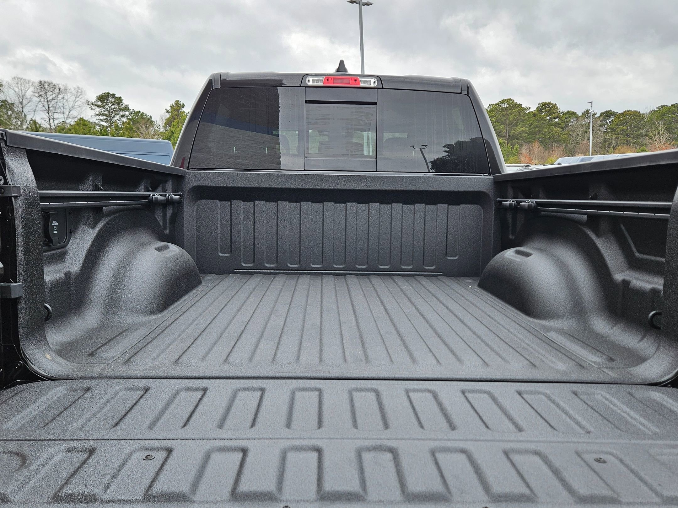 New 2026 Diamond Black Crystal Pearl-Coat Exterior Paint RAM Laramie image 25