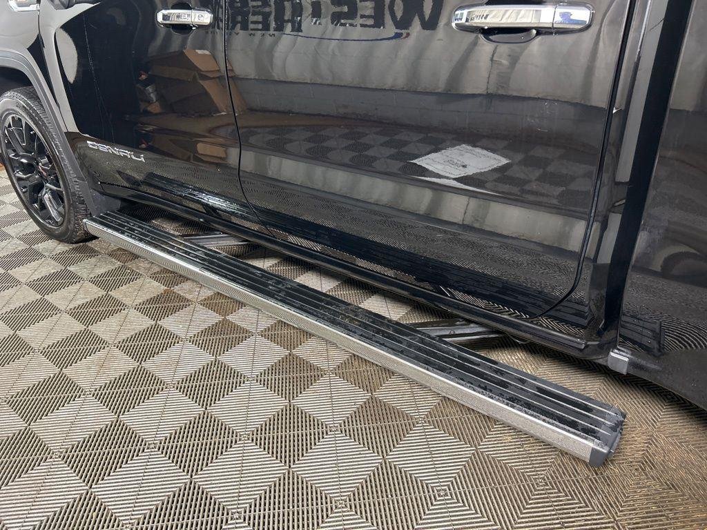 Used 2025 Onyx Black GMC Denali image 40
