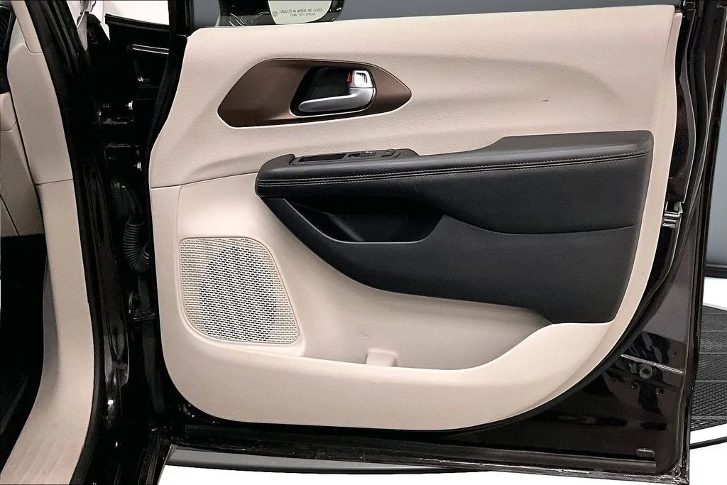 Used 2018 Red Chrysler Touring L image 28