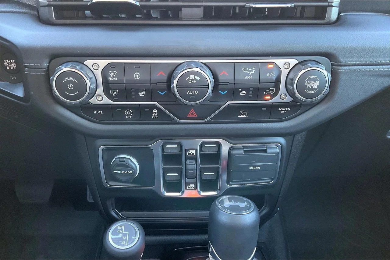 Used 2025 Blue Jeep Sahara image 17