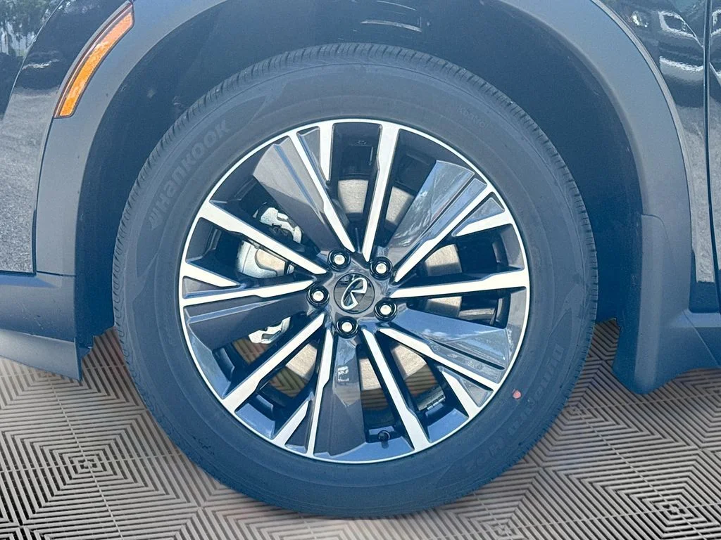 Used 2027 Black INFINITI LUXE image 35