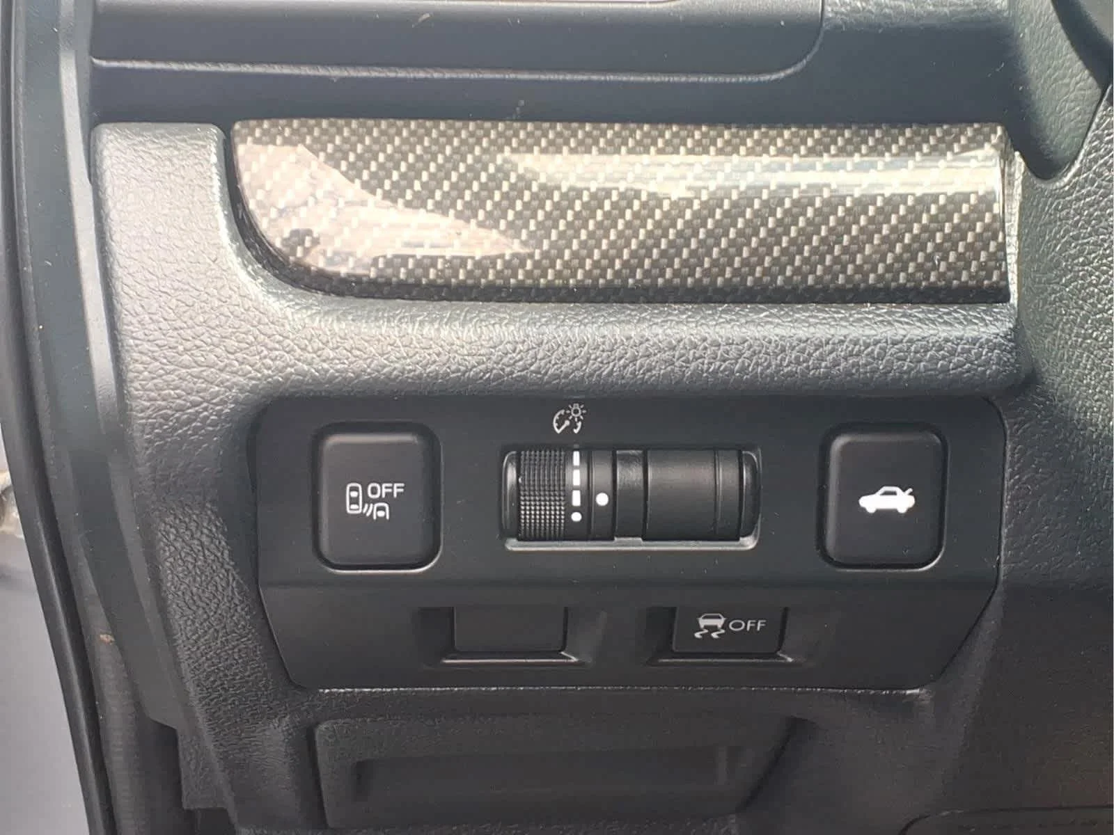 Used 2018 Ice Silver Metallic Subaru Limited image 13