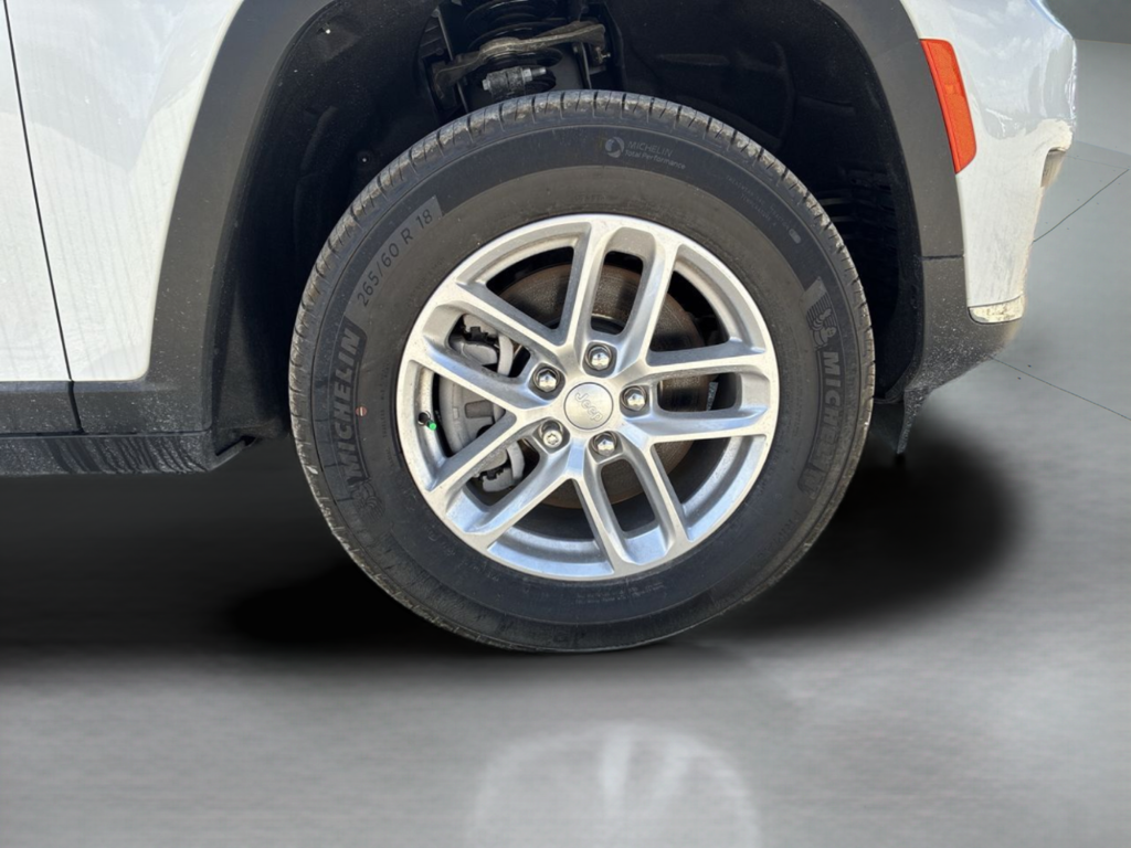 New 2025 Bright White Clear-Coat Exterior Paint Jeep Laredo image 38