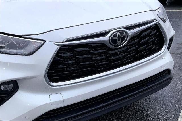 Certified Used 2025 WIND CHILL PEARL Toyota  image 29