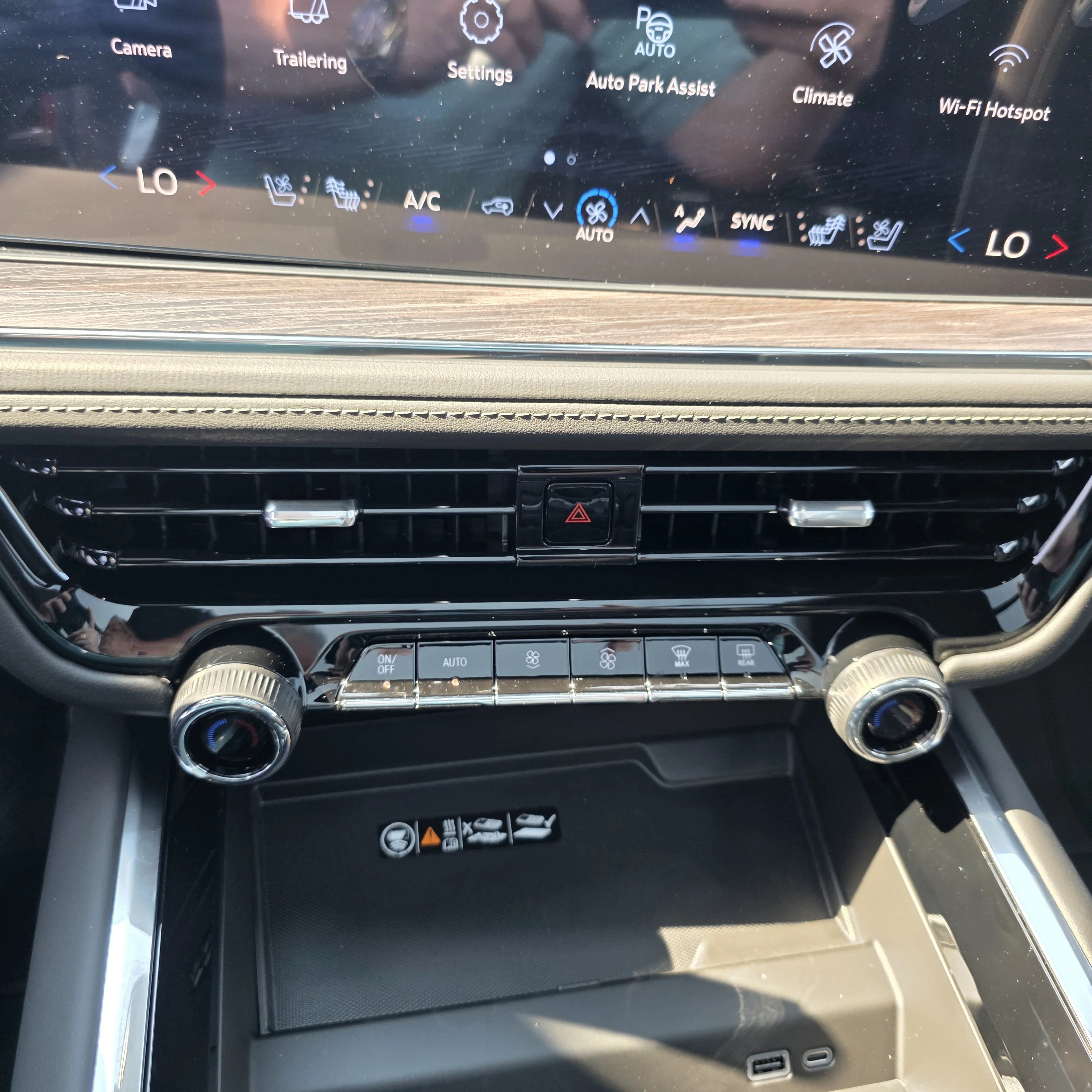2026 Chevrolet Suburban Premier - Photo 14