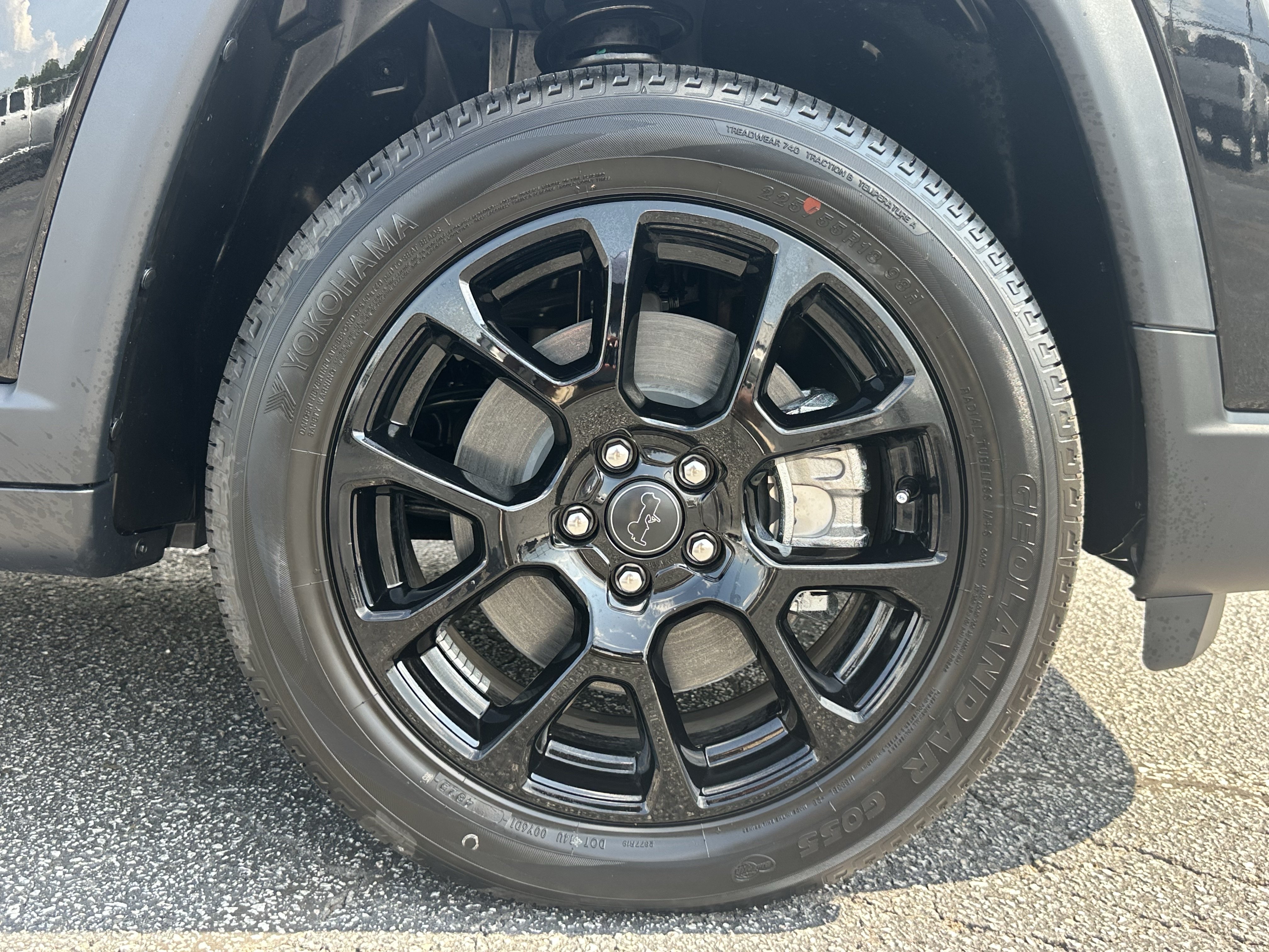 New 2026 Diamond Black Crystal Pearl-Coat Exterior Paint Jeep Latitude Altitude image 12