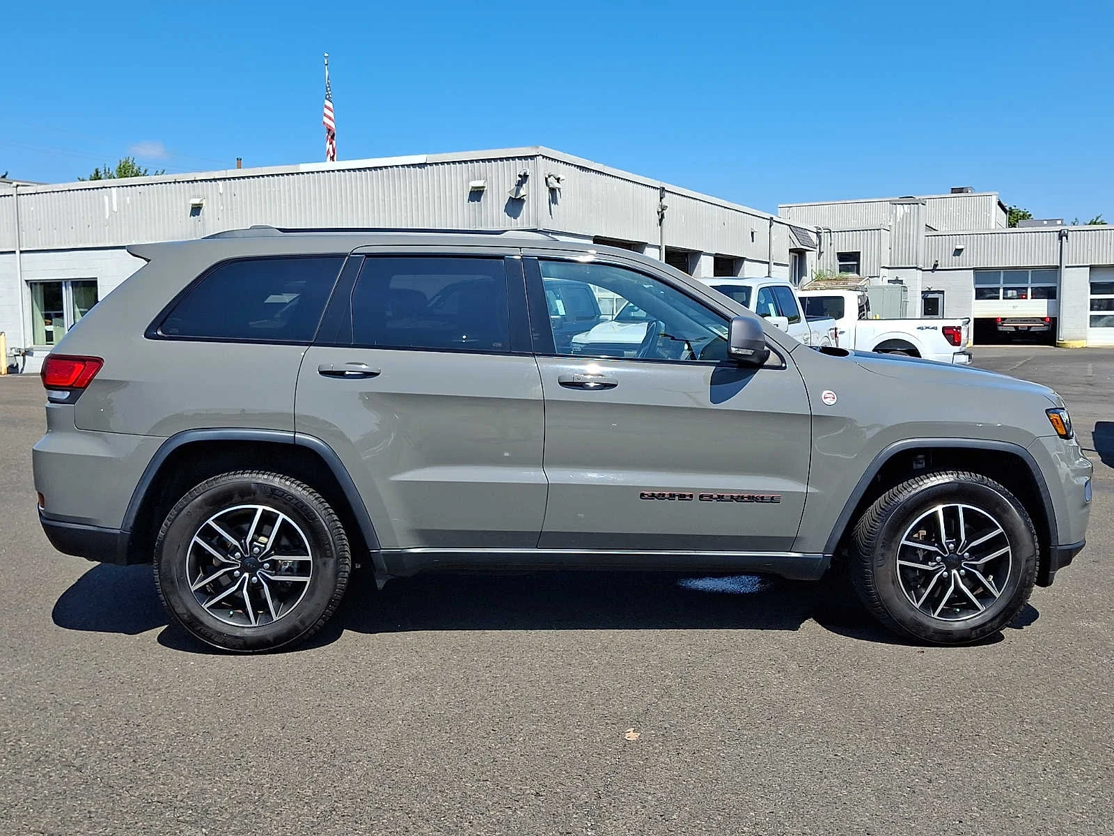 Used 2021 Sting Gray Clearcoat Jeep Trailhawk image 7