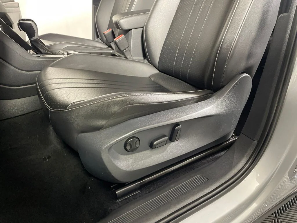 Used 2022 Silver Volkswagen 2.0T SE image 10