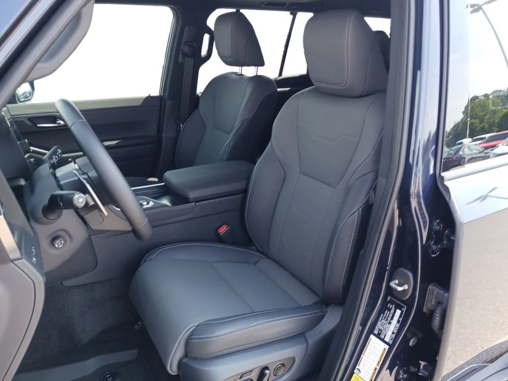 Used 2025  Lexus 550 Luxury image 28