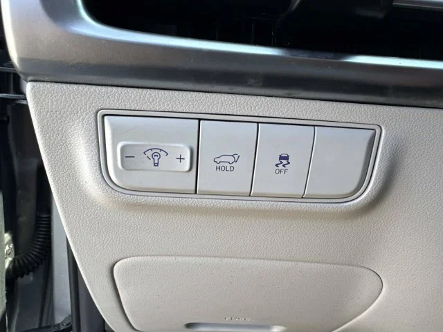 Used 2025 Silver Hyundai SEL image 43