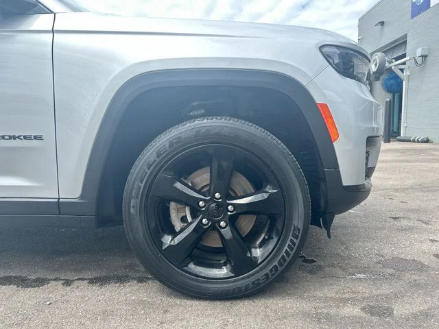 Used 2023 Silver Jeep Altitude image 12
