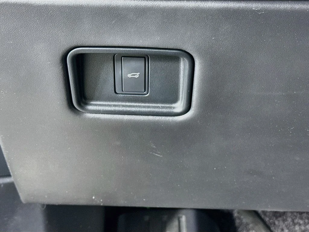 Certified Used 2025 Obsidian Black SV Bespoke Ultra Metallic Gloss Land Rover SE image 11