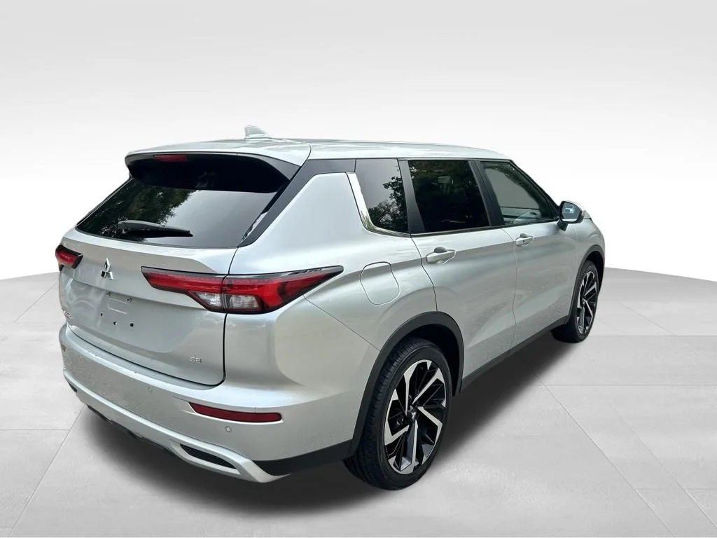 Used 2024 Black Mitsubishi SE image 5