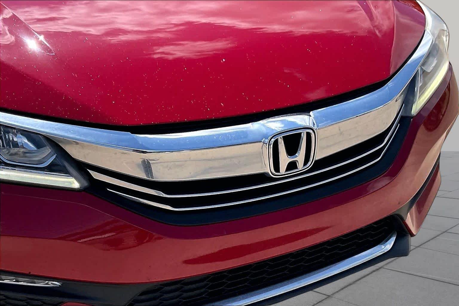 Used 2016 Basque Red Pearl II Honda Sport image 29