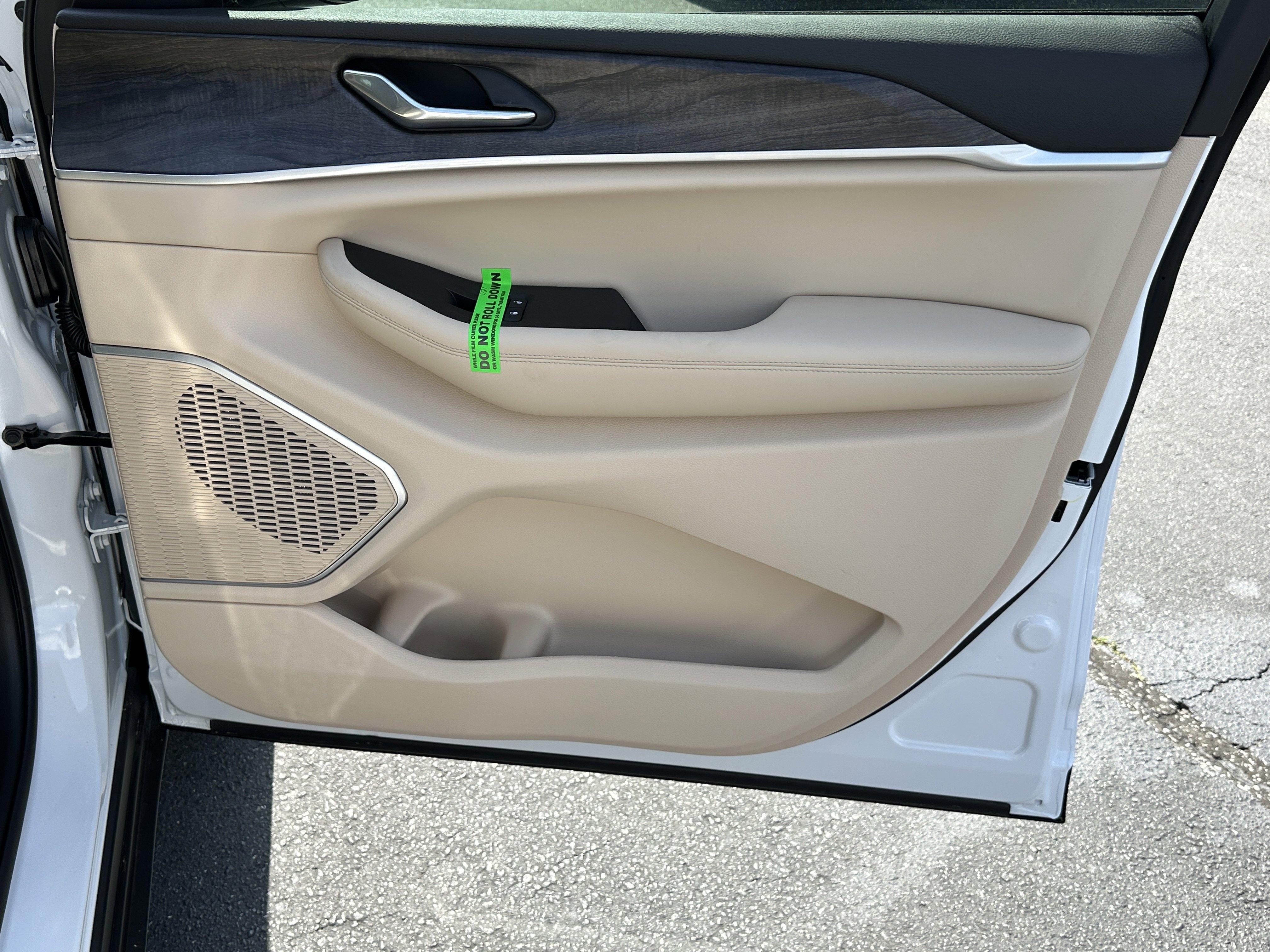 New 2026 Bright White Clear-Coat Exterior Paint Jeep Limited image 15